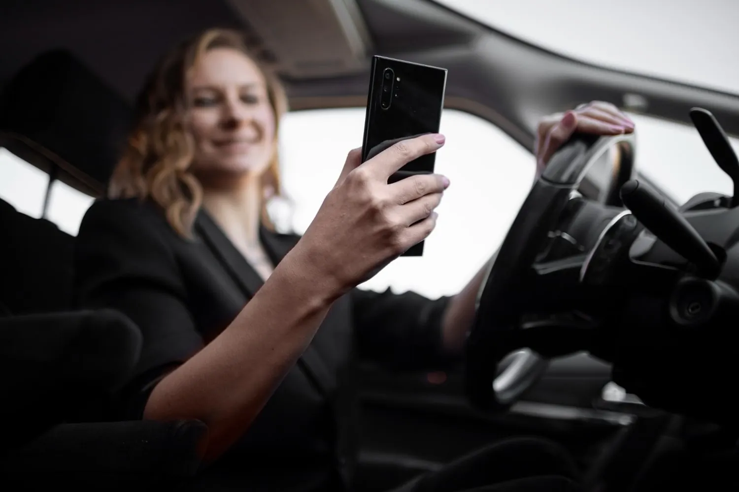 woman driver uses mobile phone