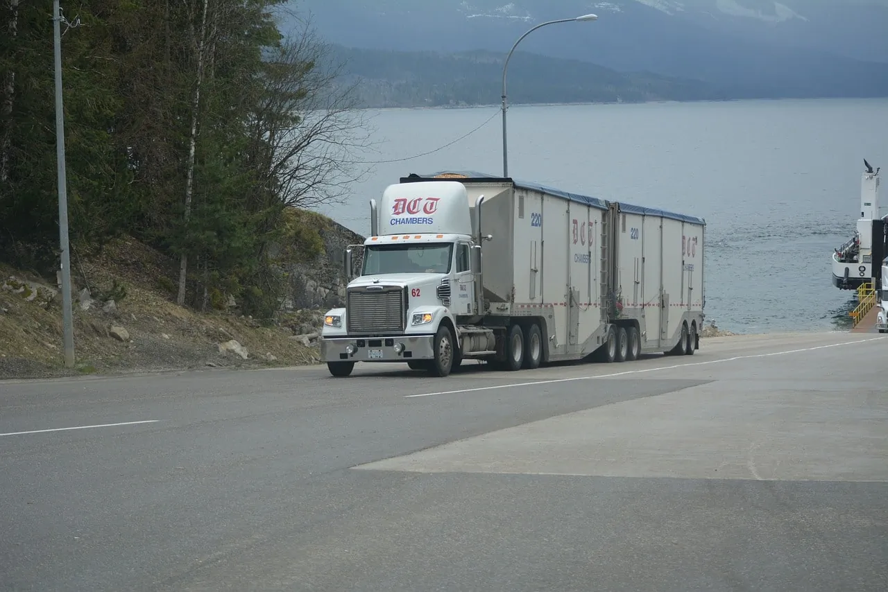 Semi-truck driving on the highway before a truck driver accident